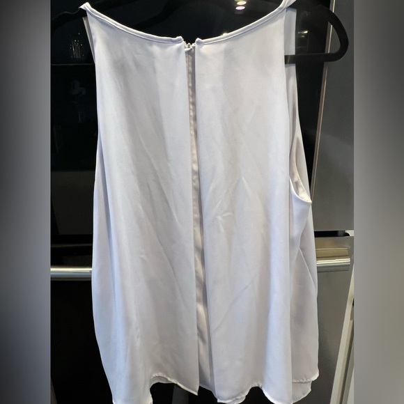 White top - Picture 2 of 4